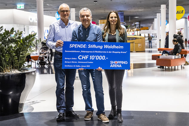 An der Übergabe strahlten um die Wette (von links nach rechts): Marc Schäfer, Centerleiter Shopping Arena, Christian Petrollini Stiftung Waldheim, Fabienne Diez, Marketingleiterin Shopping Arena