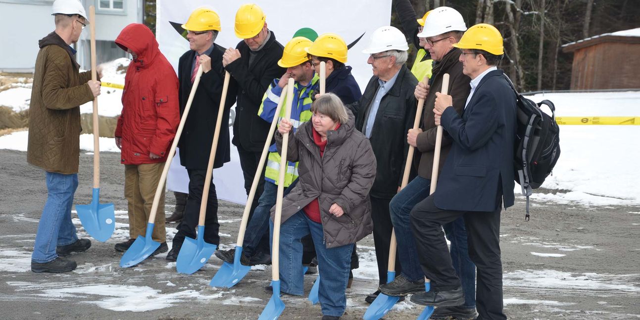 Reto Moggi (zweiter von rechts) anlässlich des Spatenstichs für das Wohnhaus Sonne im Februar 2014.